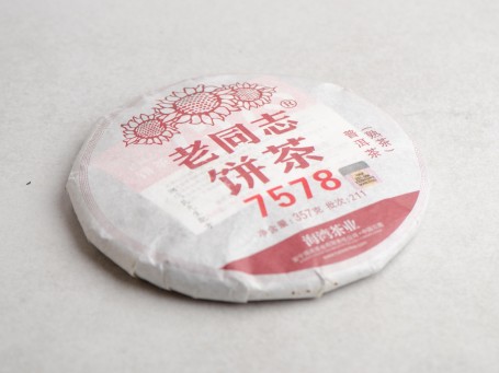 Shu Puer „Orzechy w śmietanie” (przepis 7578), fabryka Haiwan, 2022, 357 g.